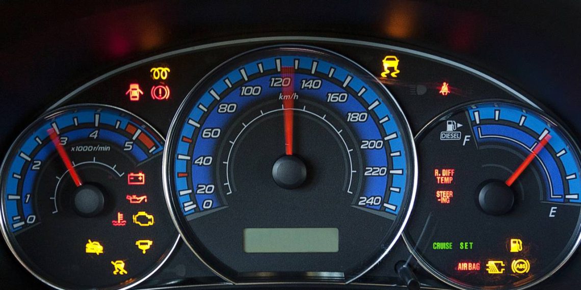 Painel de carro com luzes acesa - Créditos: depositphotos.com / michalpecek