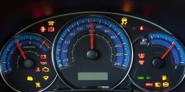 Painel de carro com luzes acesa - Créditos: depositphotos.com / michalpecek