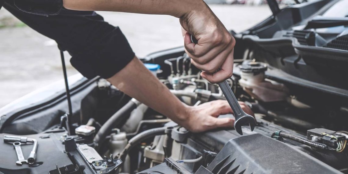 Manutenção no motor do carro - Créditos: depositphotos.com / freedomtumz