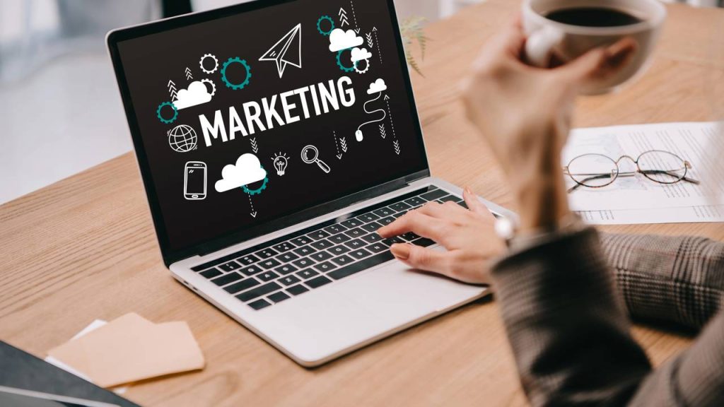 Profissional de marketing trabalhando no laptop - Créditos: depositphotos.com / AllaSerebrina