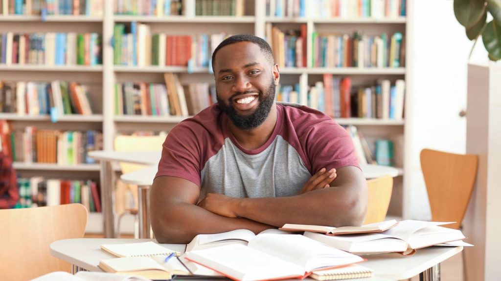 Homem estudando na biblioteca - Créditos: depositphotos.com / serezniy