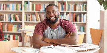 Homem estudando na biblioteca - Créditos: depositphotos.com / serezniy