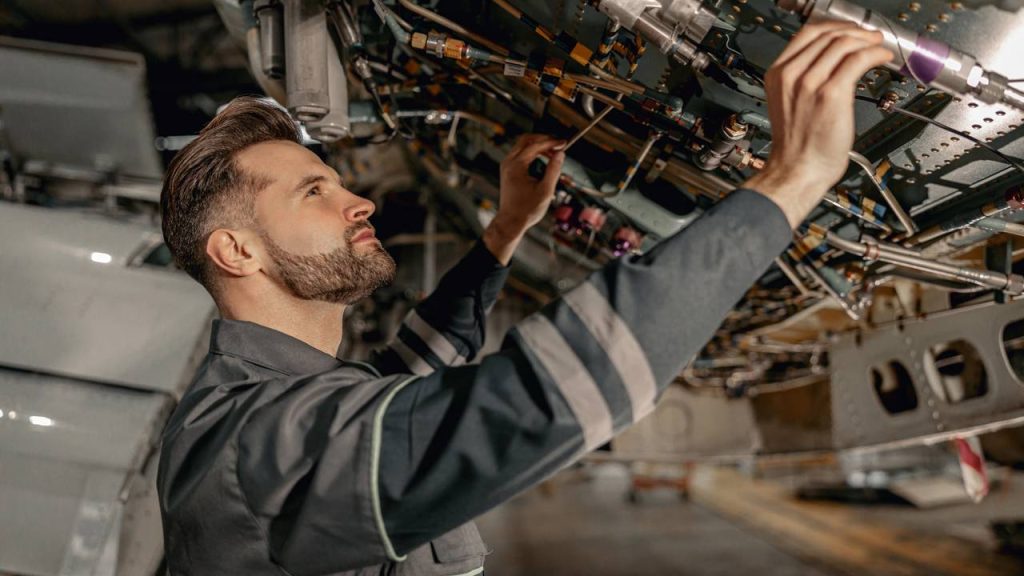 Mecânico de avião - Créditos: depositphotos.com / Tarabamba
