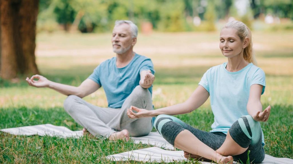 Homem e mulher meditando - Créditos: depositphotos.com / AndrewLozovyi