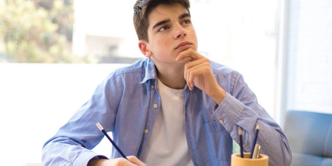 Estudante pensando - Créditos: depositphotos.com / carballo