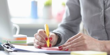 Pessoa estudando - Créditos: depositphotos.com / marketing.lasers@ya.ru