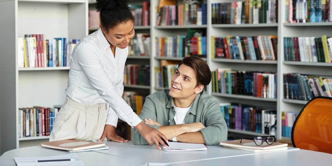 Alunos estudando - Créditos: depositphotos.com / IgorVetushko