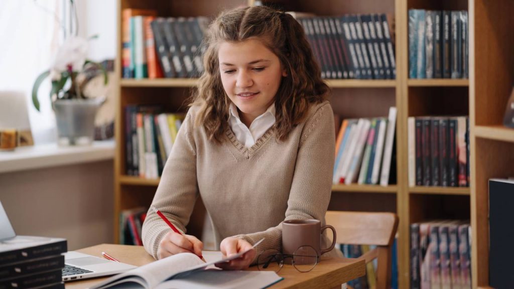 Aluna estudando - Créditos: depositphotos.com / arthurhidden