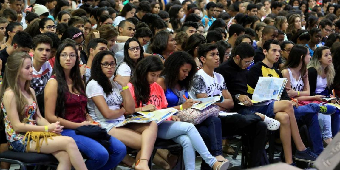 Pessoas estudando em evento - Créditos: depositphotos.com / joasouza