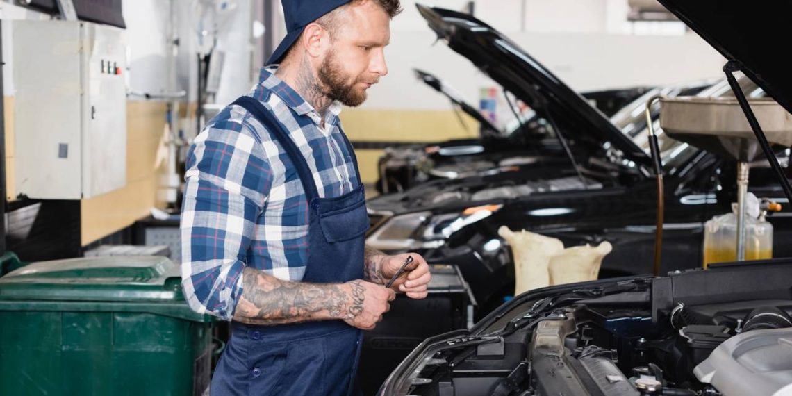 Manuntenção veicular - Créditos: depositphotos.com / AndrewLozovyi