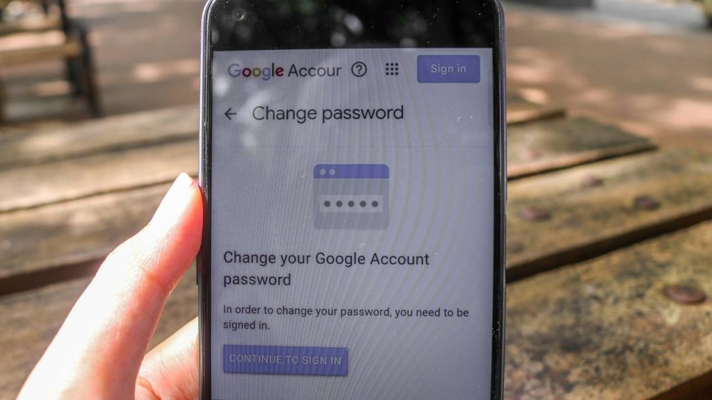 Pessoa mudando senha Google - Créditos: depositphotos.com / Shofiscorpeow