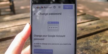 Pessoa mudando senha Google - Créditos: depositphotos.com / Shofiscorpeow