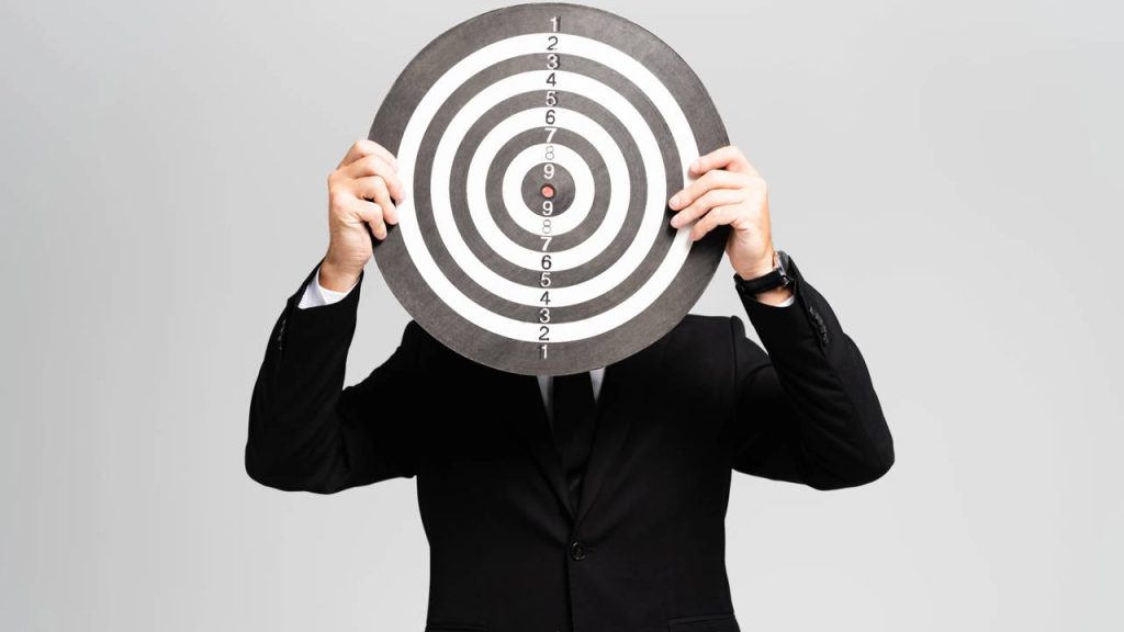 Homem segurando alvo - Créditos: depositphotos.com / IgorVetushko