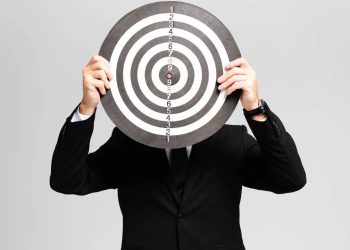 Homem segurando alvo - Créditos: depositphotos.com / IgorVetushko