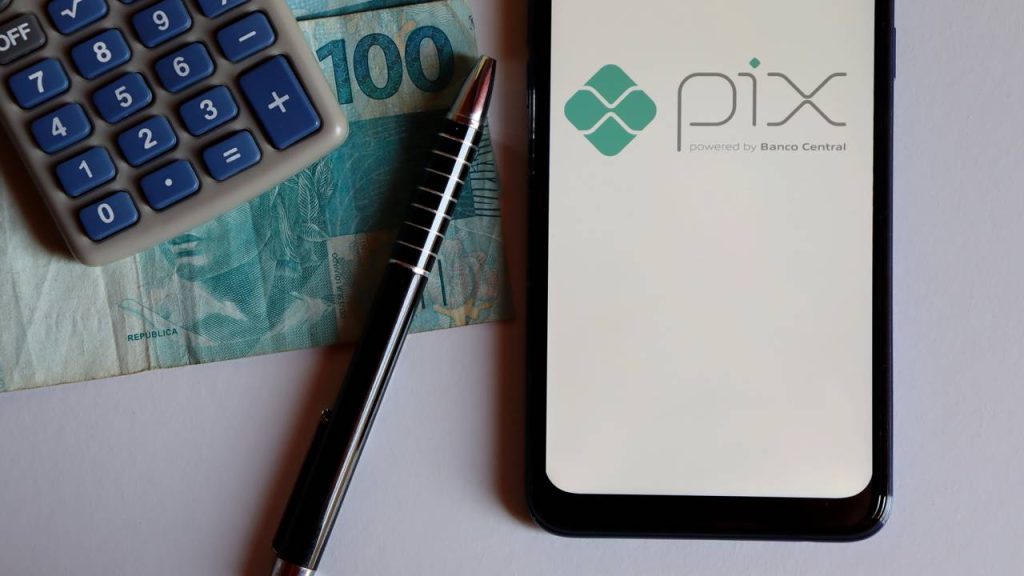 Smartphone com pix e calculadora - Créditos: depositphotos.com / BrendaRochaBlossom