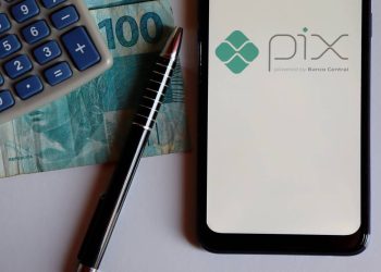 Smartphone com pix e calculadora - Créditos: depositphotos.com / BrendaRochaBlossom