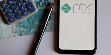 Smartphone com pix e calculadora - Créditos: depositphotos.com / BrendaRochaBlossom