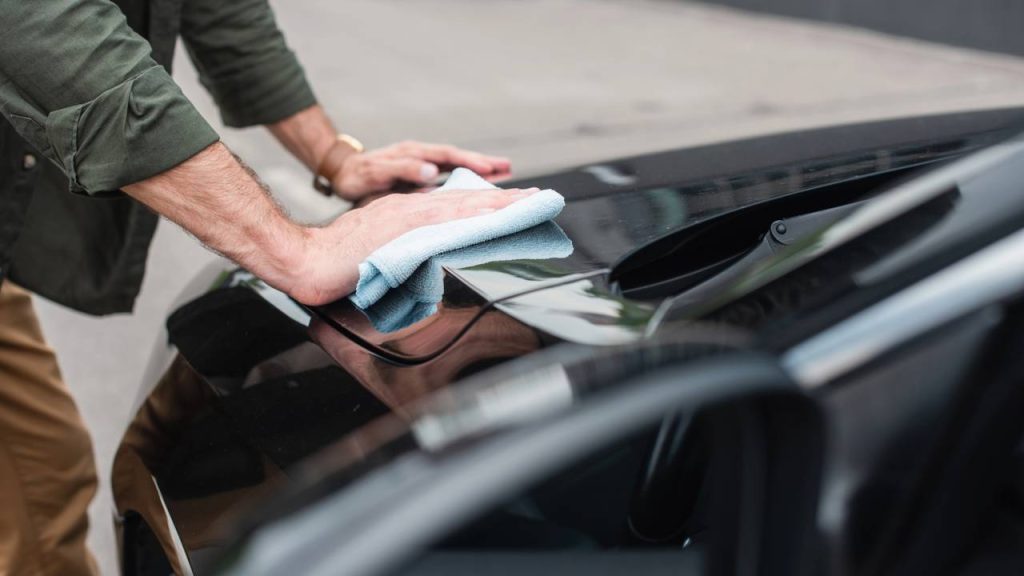 Passar cera no carro - Créditos: depositphotos.com / IgorVetushko