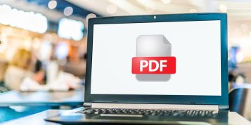 Notebook com PDF aberto - Créditos: depositphotos.com / monticello