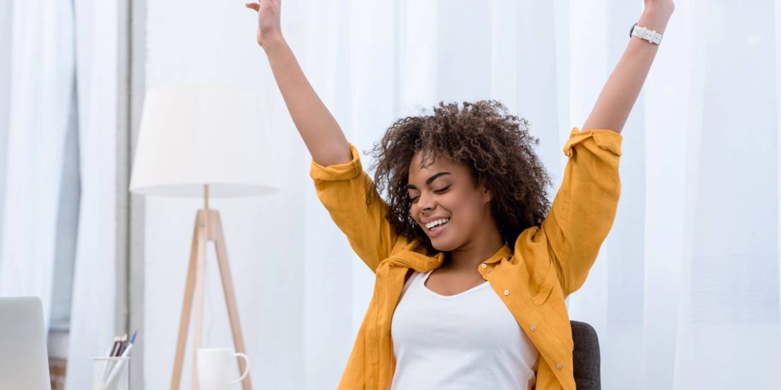 Mulher comemorando - Créditos: depositphotos.com / IgorVetushko