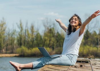 Mulher feliz - Créditos: depositphotos.com / DimaKozitsyn