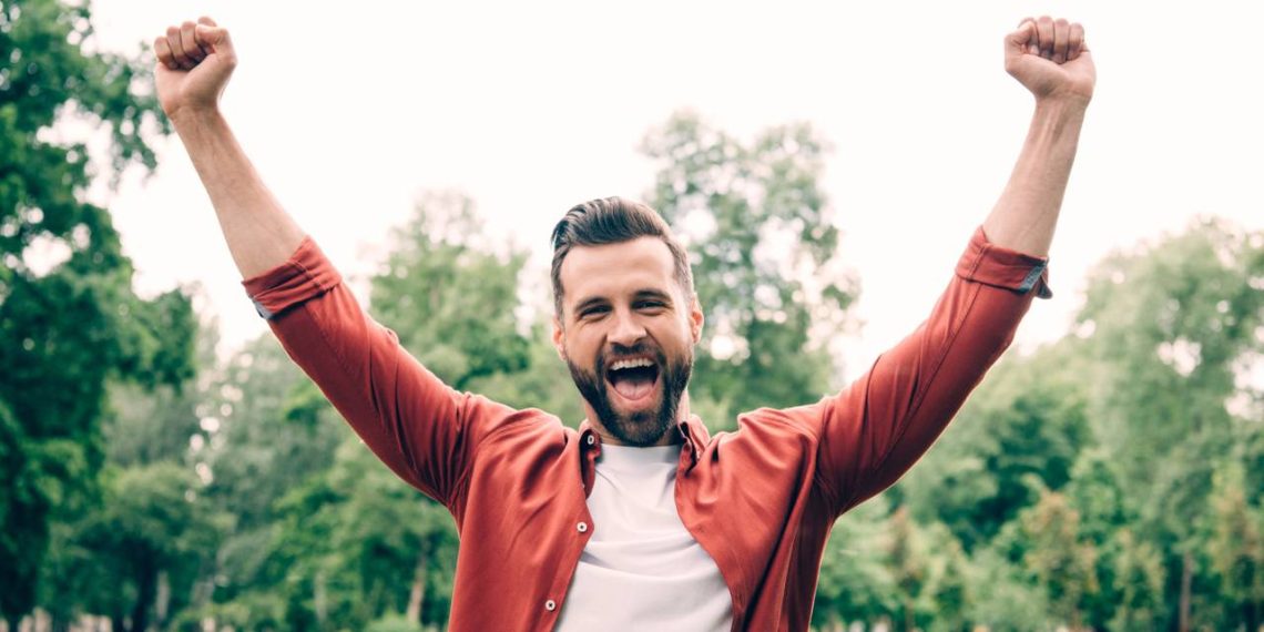 Homem sorrindo - Créditos: depositphotos.com / IgorVetushko