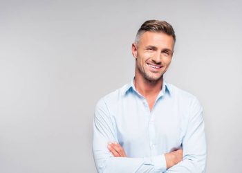 Homem sorrindo - Créditos: depositphotos.com / IgorVetushko