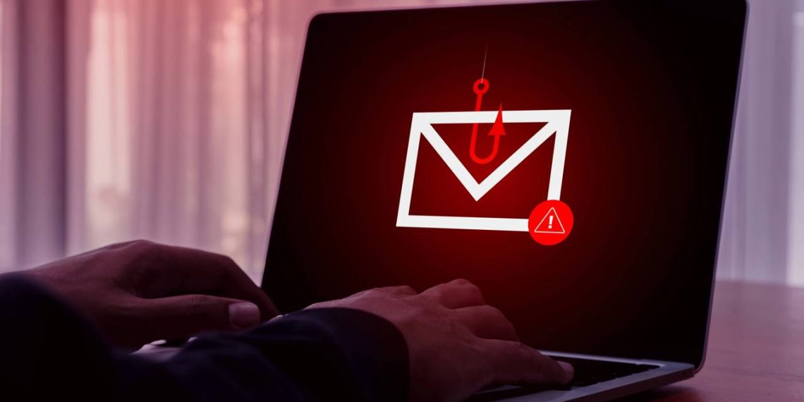 Hacker usando phishing - Créditos: depositphotos.com / tete_escape