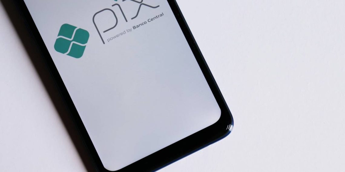 Pix no celular - Créditos: depositphotos.com / BrendaRochaBlossom