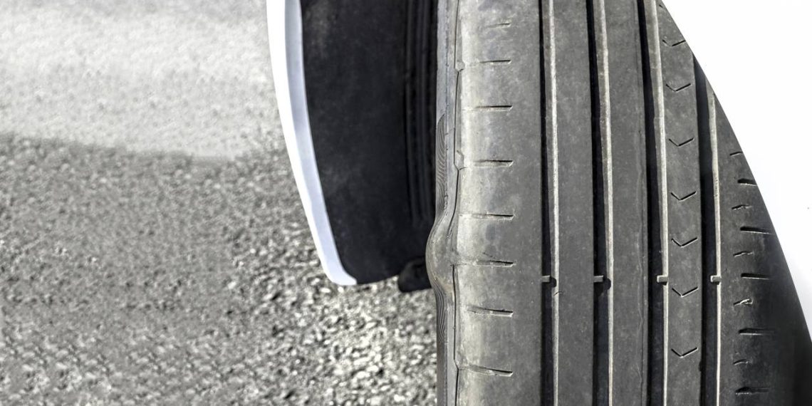 Pneu danificado - Créditos: depositphotos.com / MoonSafari