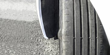 Pneu danificado - Créditos: depositphotos.com / MoonSafari