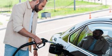 Homem abastecendo carro - Créditos: depositphotos.com / HayDmitriy