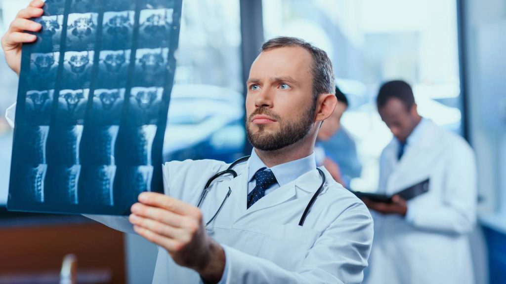 Doutor olhando raio-x de paciente - Créditos: depositphotos.com / AlexNazaruk