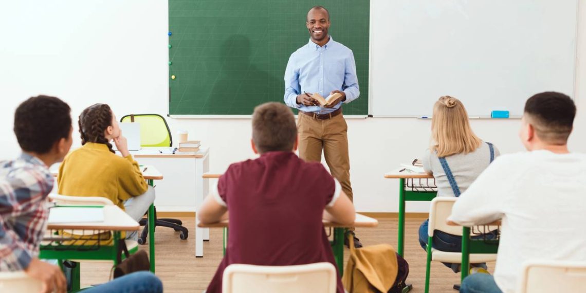 Sala de aula - Créditos: depositphotos.com / ArturVerkhovetskiy