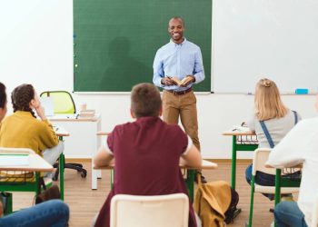 Sala de aula - Créditos: depositphotos.com / ArturVerkhovetskiy
