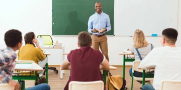 Sala de aula - Créditos: depositphotos.com / ArturVerkhovetskiy