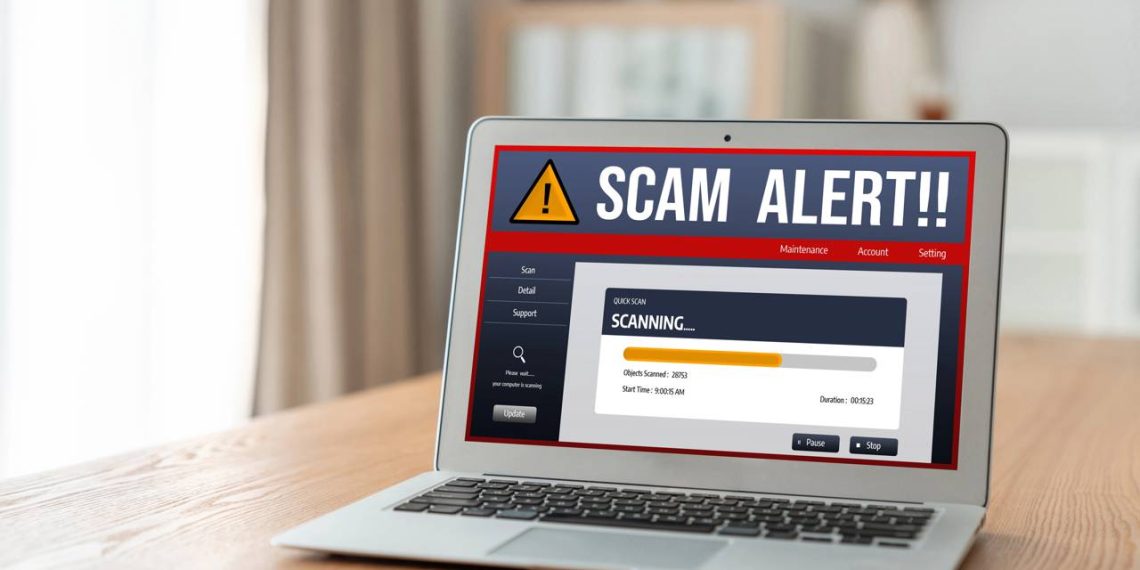 Alerta de scam em laptop - Créditos: depositphotos.com / BiancoBlue