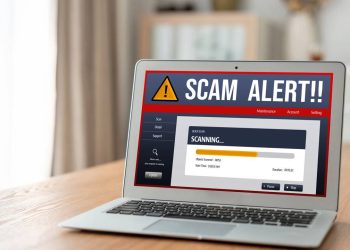 Alerta de scam em laptop - Créditos: depositphotos.com / BiancoBlue