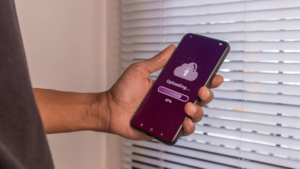 Homem fazendo backup no celular - Créditos: depositphotos.com / fadfebrian