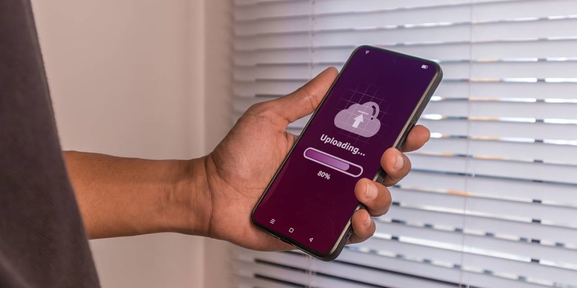 Homem fazendo backup no celular - Créditos: depositphotos.com / fadfebrian