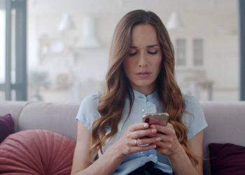 Mulher fazendo anotações no celular - Créditos: depositphotos.com / stockbusters