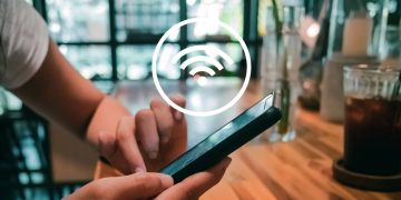 Pessoa usando celular - Créditos: depositphotos.com / antstang@yahoo.com