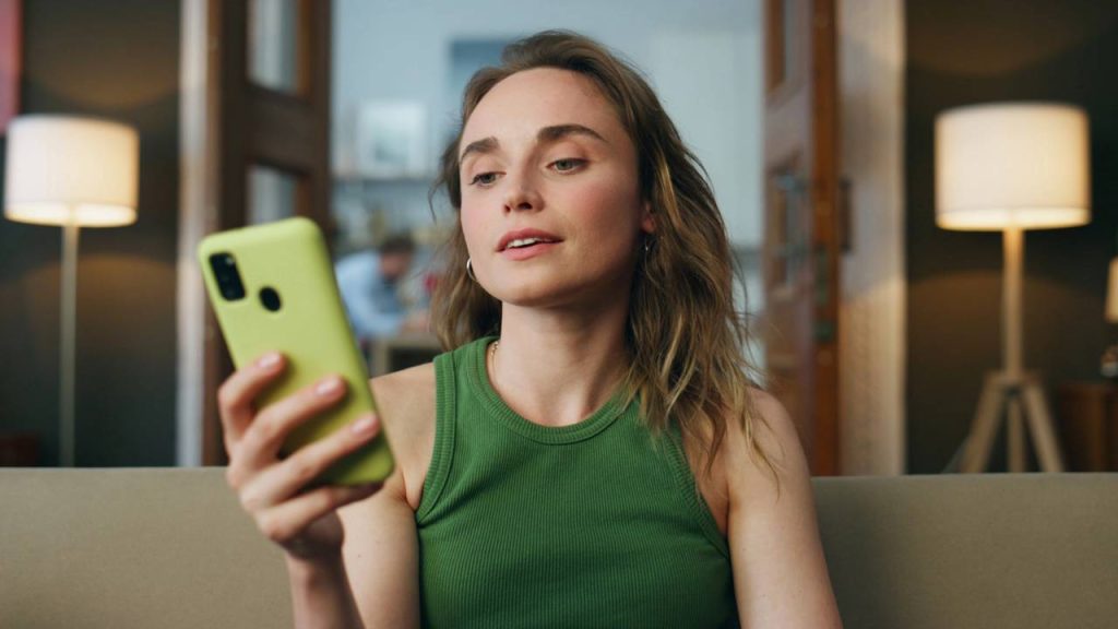 Mulher usando celular - Créditos: depositphotos.com / stockbusters