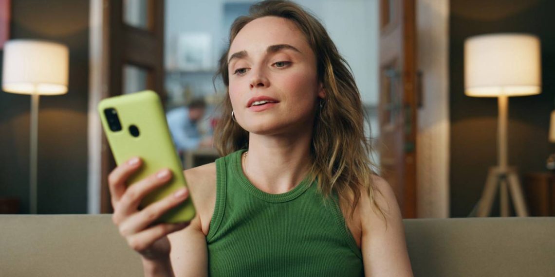 Mulher usando celular - Créditos: depositphotos.com / stockbusters