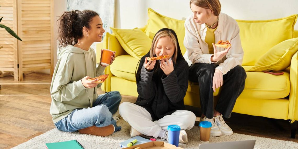 Amigos juntos em casa - Créditos: depositphotos.com / HayDmitriy