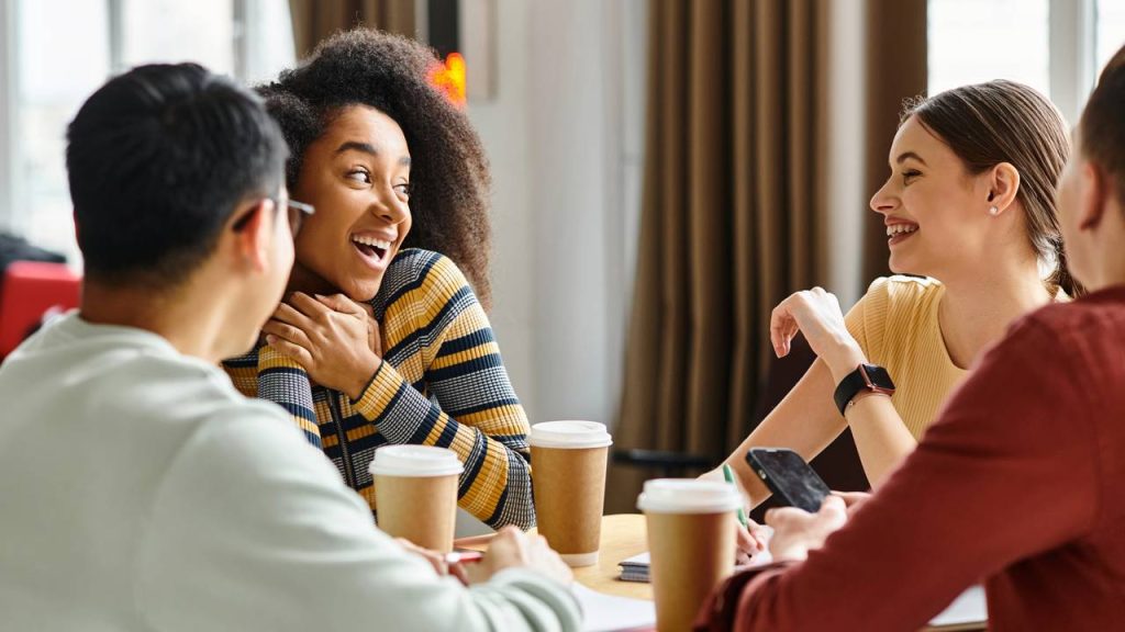 Amigos conversando - Créditos: depositphotos.com / HayDmitriy