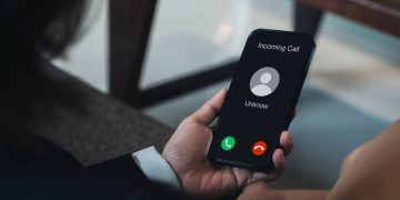 Ligação indesejada - Créditos: depositphotos.com / tete_escape