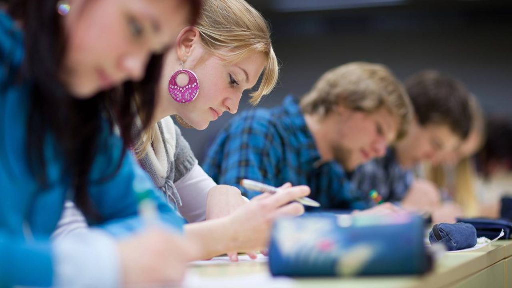 Estudantes fazendo prova - Créditos: depositphotos.com / lightpoet