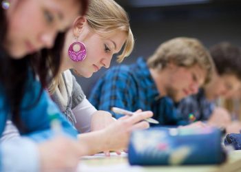 Estudantes fazendo prova - Créditos: depositphotos.com / lightpoet