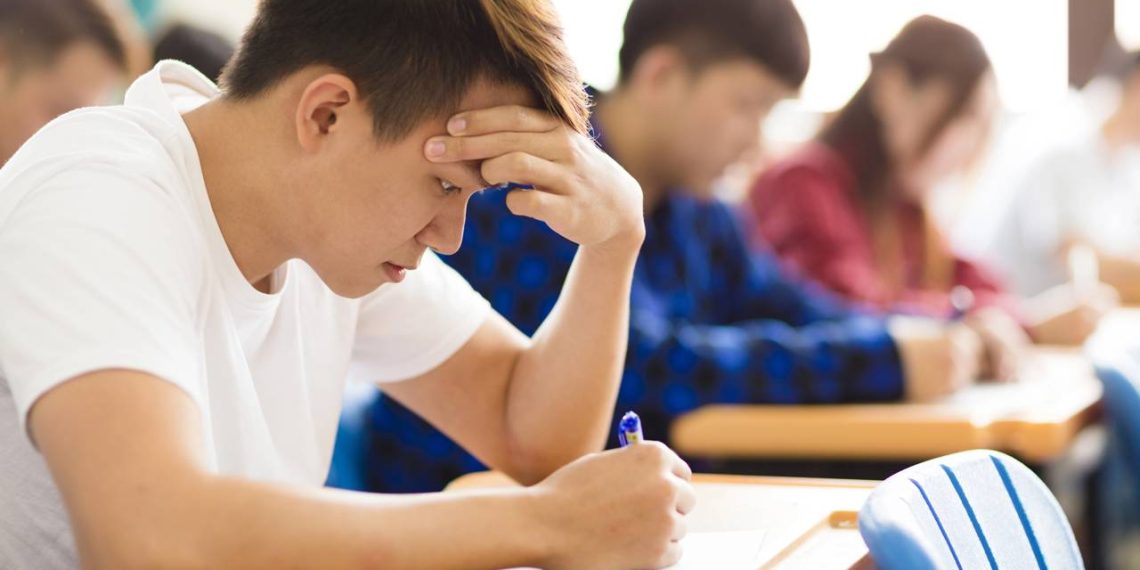 Aluno fazendo prova de concurso - Créditos: depositphotos.com / tomwang